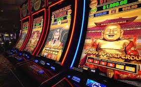 Dealer roulette live casino situswin melayani pemain di meja besar